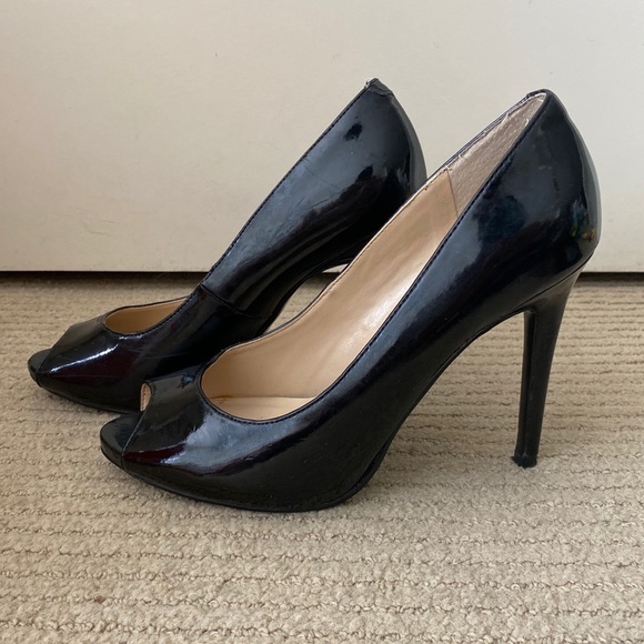 GUESS - Black Gloss Peep Toe Heels - Size 8 - Picture 2 of 4